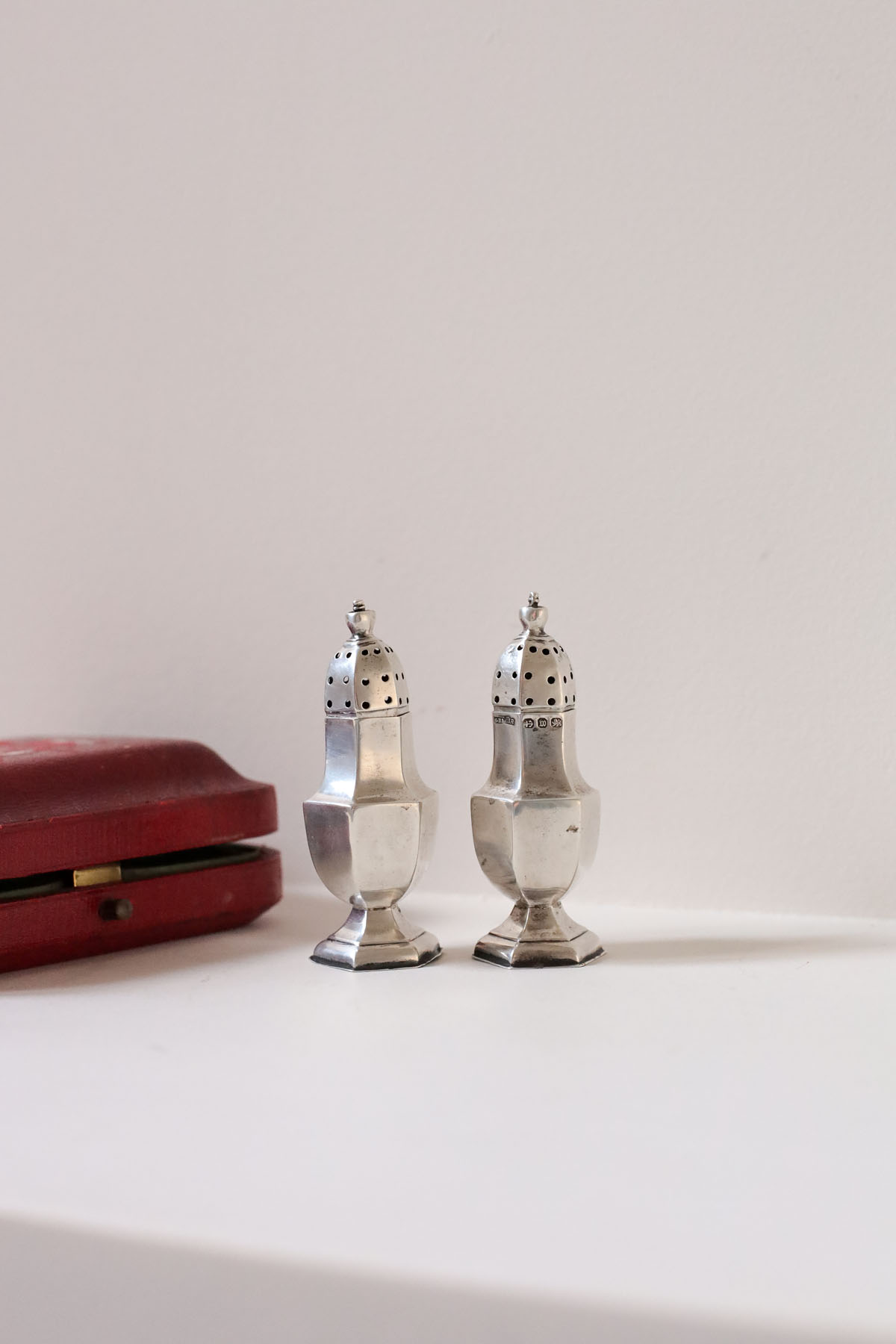 Солонка и перечница, серебро, Англия, рубеж XIX–XX вв.