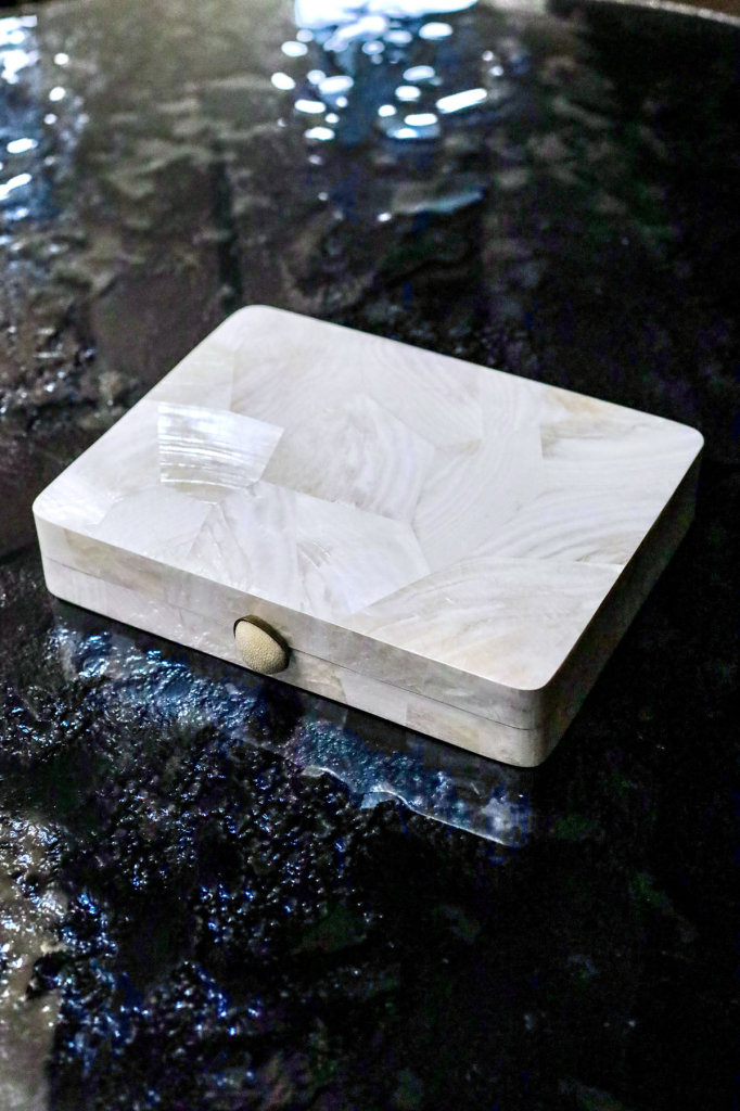 Шкатулка для украшений L, перламутр, кожа ската, латунь, Ginger Brown.        