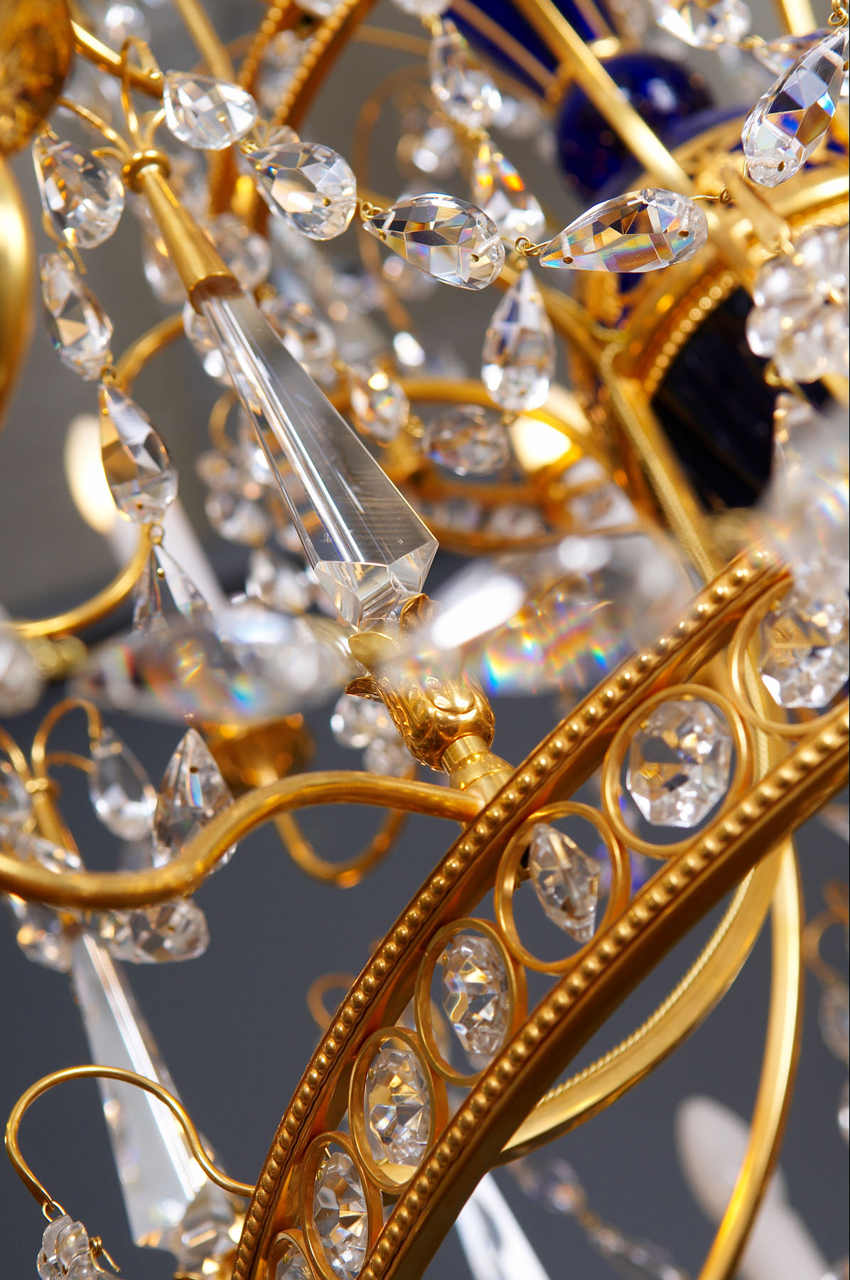 Латунная люстра с рубиновым штоком и обручами, производство "Частная Резиденция"