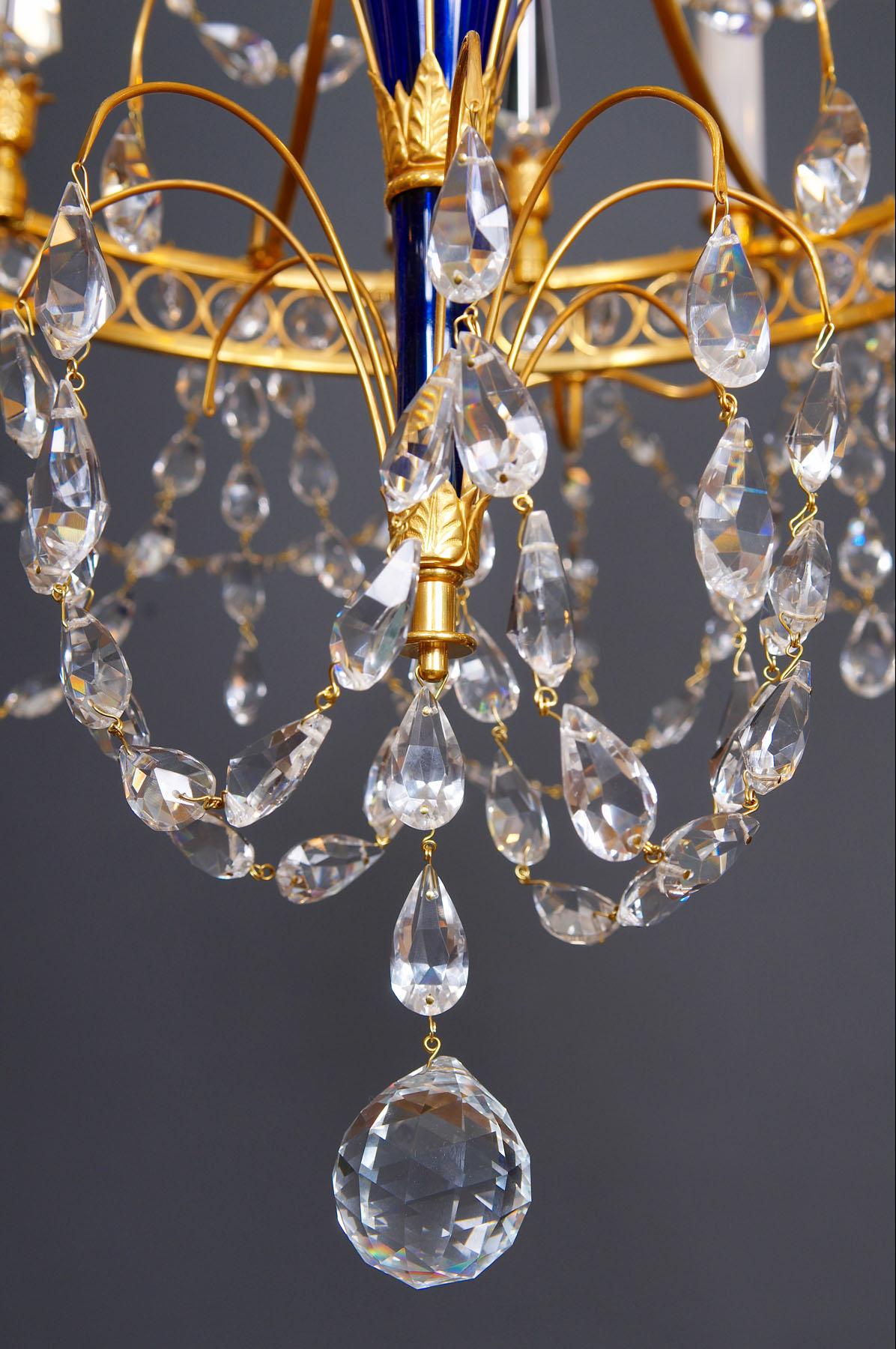 Латунная люстра с рубиновым штоком и обручами, производство "Частная Резиденция"