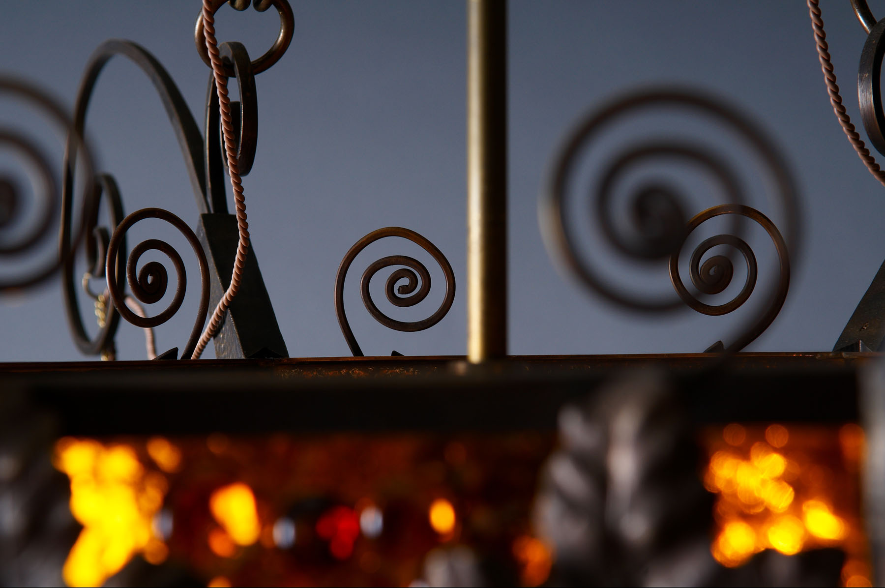 Литая латунная люстра на 12 светоточек, производство "Частная Резиденция"