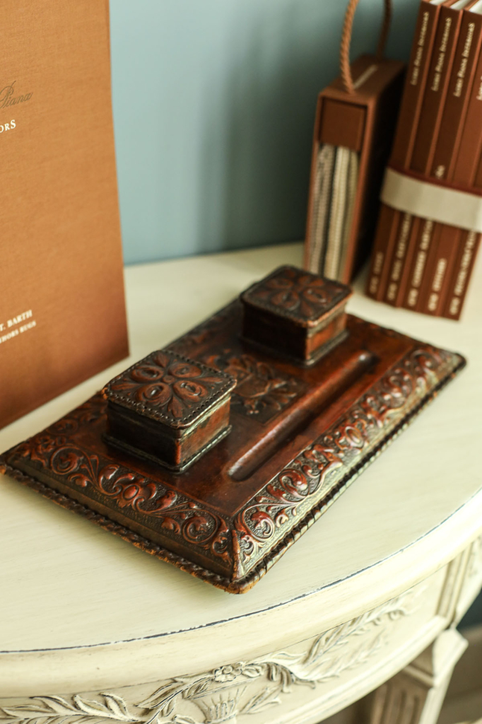 Чернильница антикварная «Гранада», тисненая козья кожа (кордован), дерево, латунные ножки, Испания, 1930-40гг.