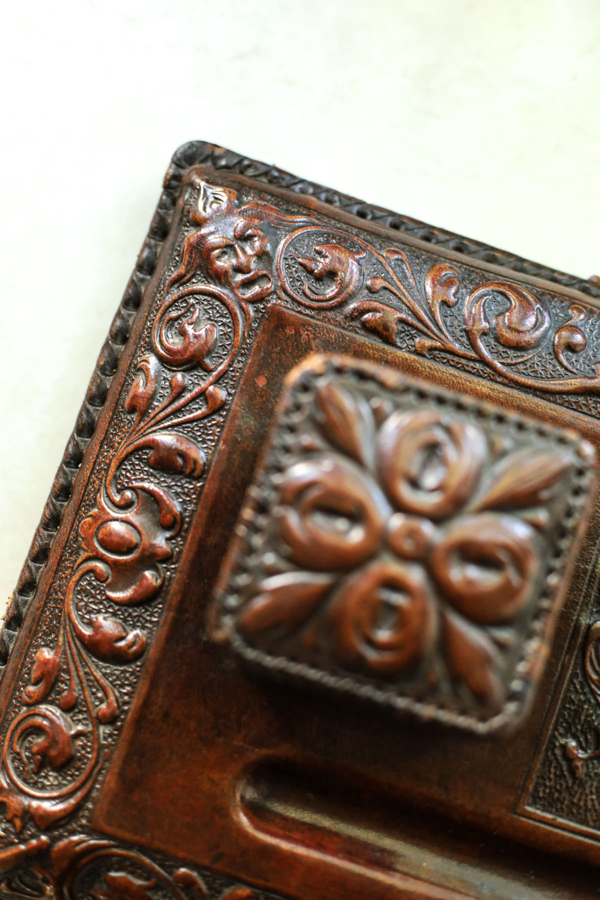 Чернильница антикварная «Гранада», тисненая козья кожа (кордован), дерево, латунные ножки, Испания, 1930-40гг.