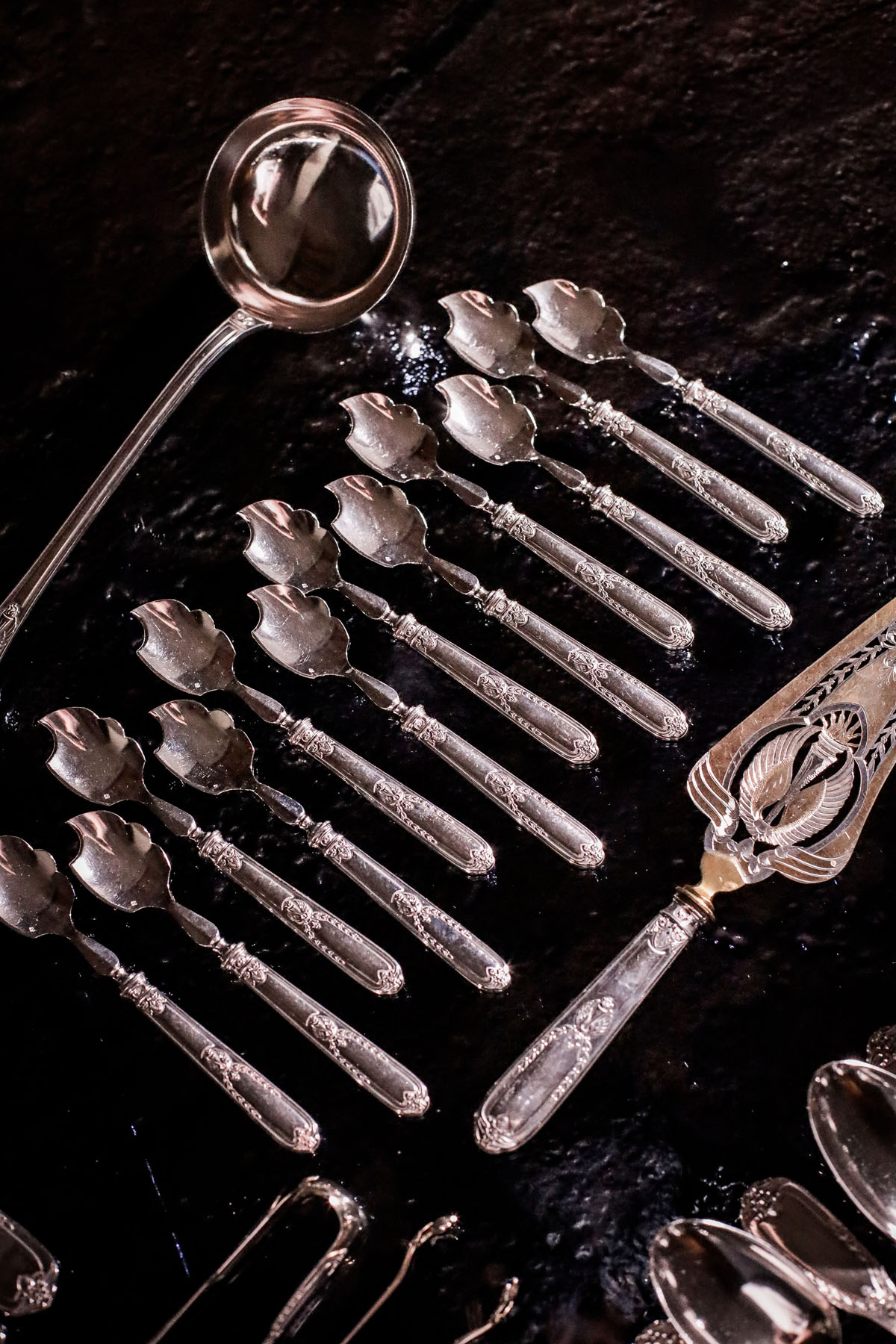 Комплект столовых серебряных приборов в стиле ампир мастерской Ravinet & Cie, широко известной во Франции на рубеже XIX- XX вв