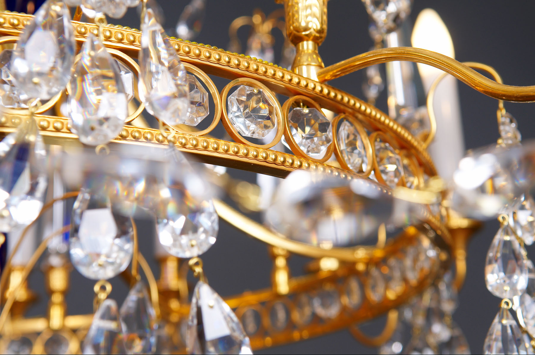 Латунная люстра с рубиновым штоком и обручами, производство "Частная Резиденция"