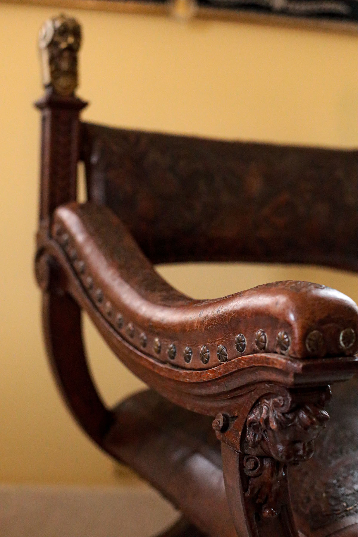 Кресло курульное, массив ореха, кожа тиснение, бронза, Франция, ок.1880 гг.