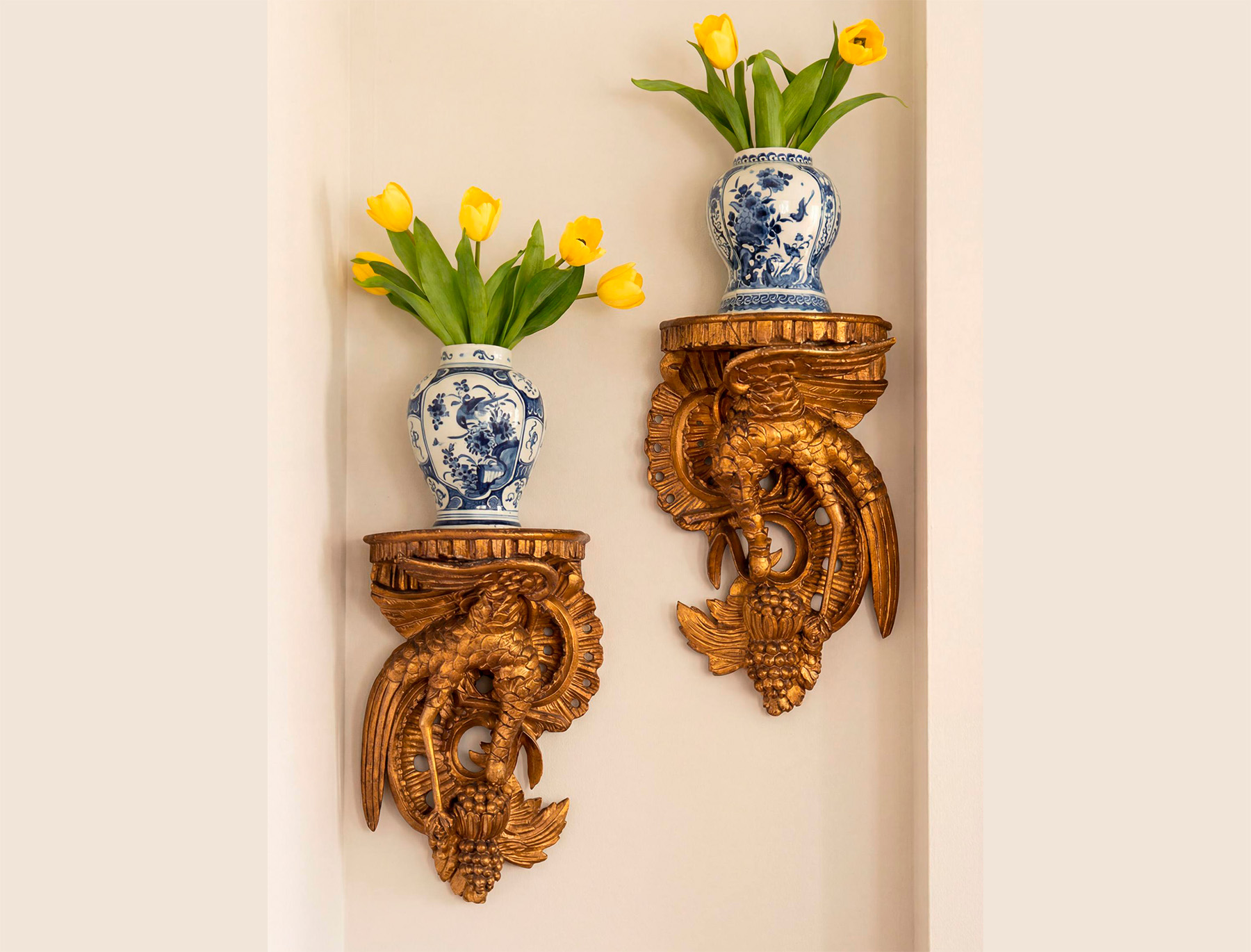 Антикварные настенные консоли с образом птицы Хо-о