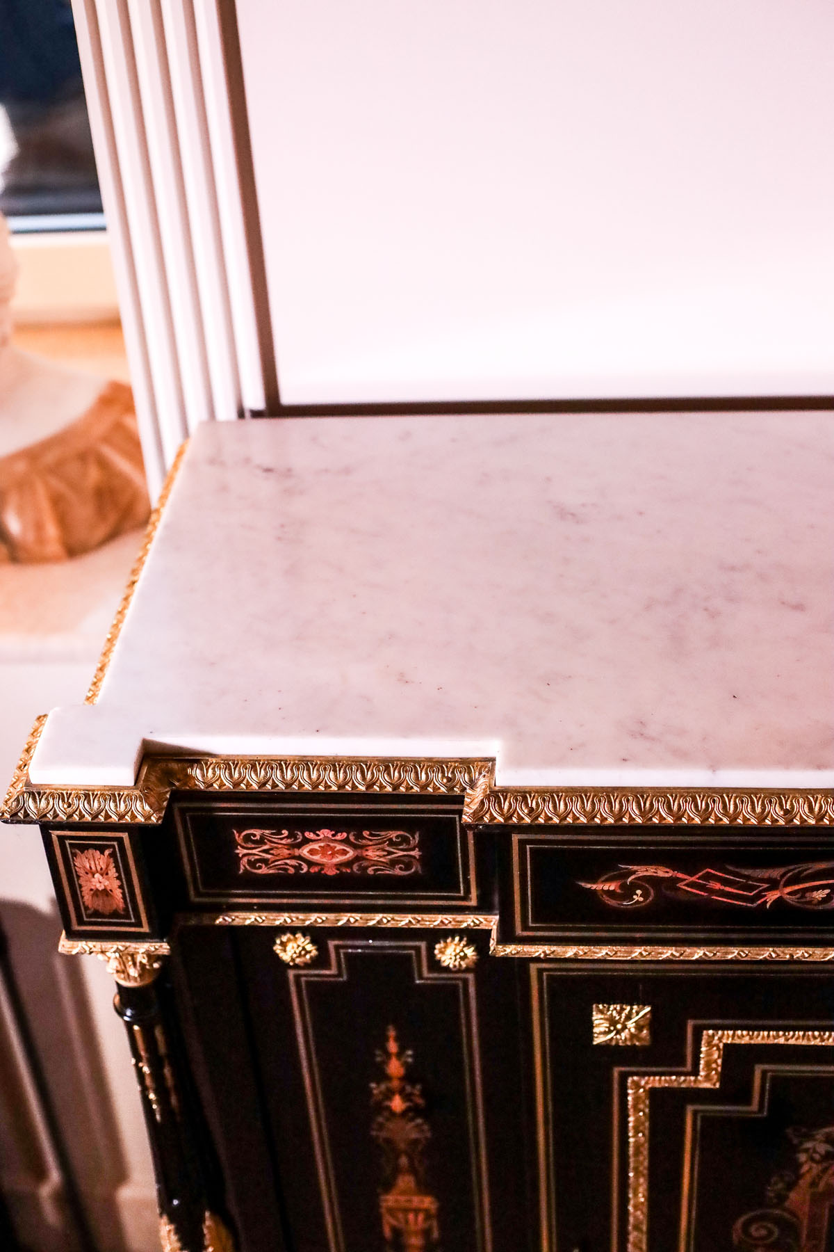 Антикварный буфет, маркетри, мрамор, стиль Наполеона III, конец XIX века