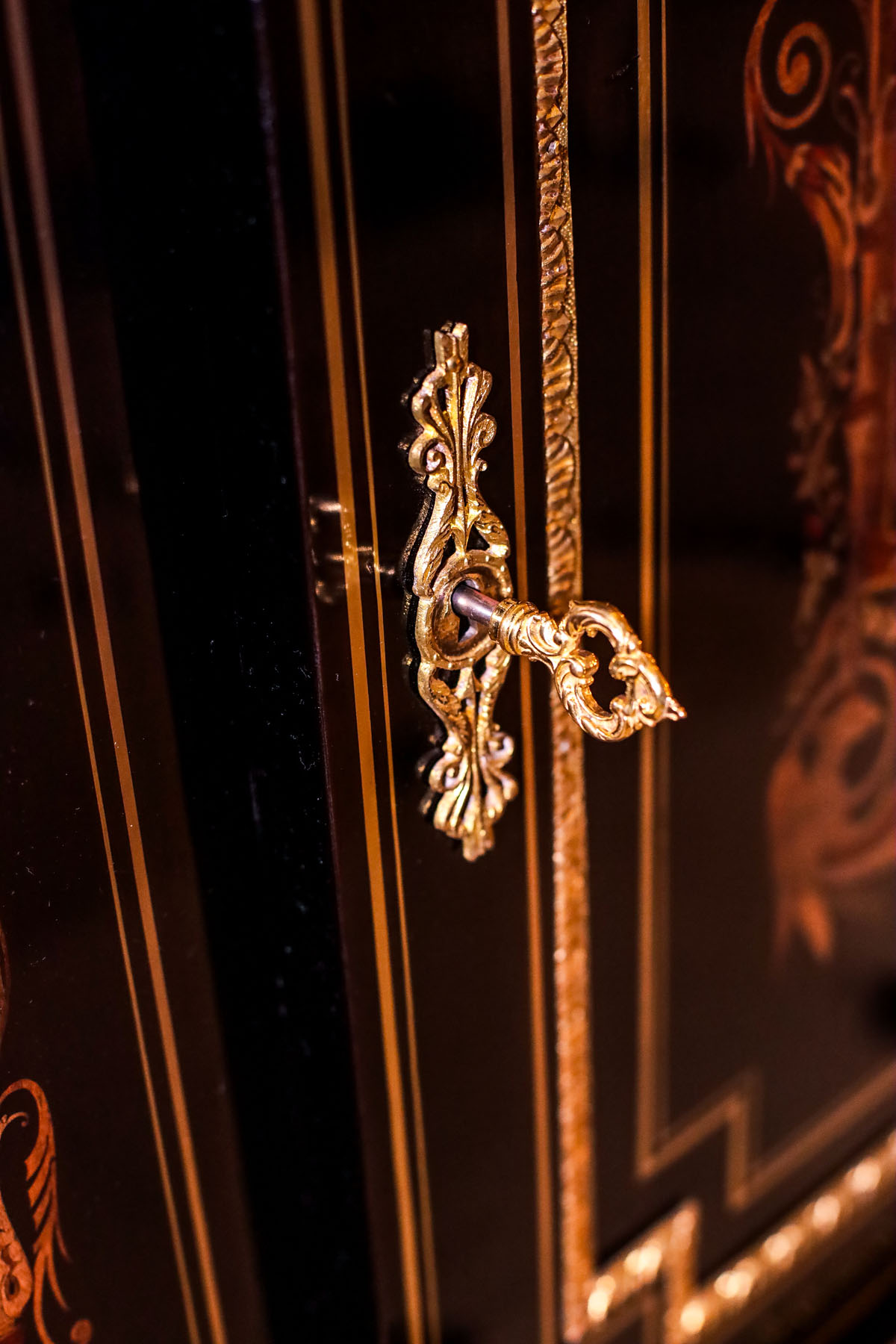 Антикварный буфет, маркетри, мрамор, стиль Наполеона III, конец XIX века