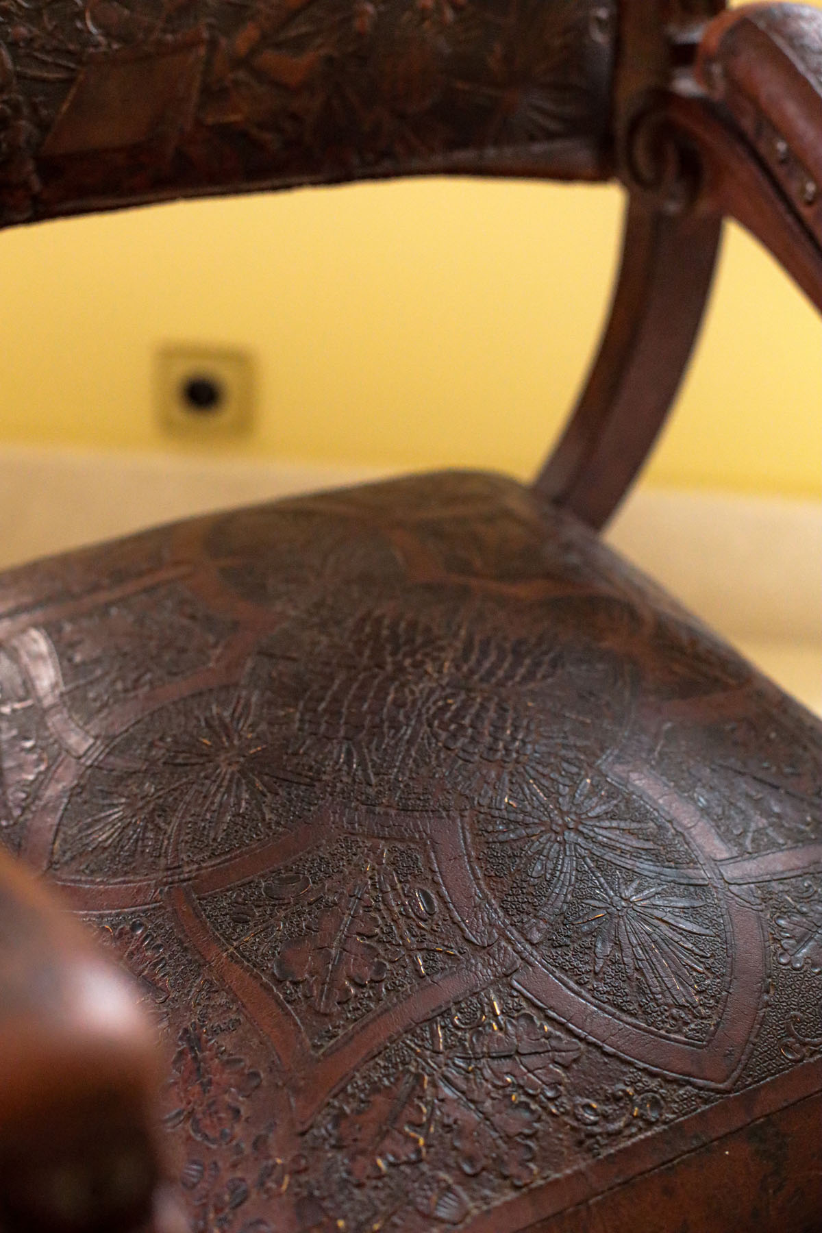 Кресло курульное, массив ореха, кожа тиснение, бронза, Франция, ок.1880 гг.