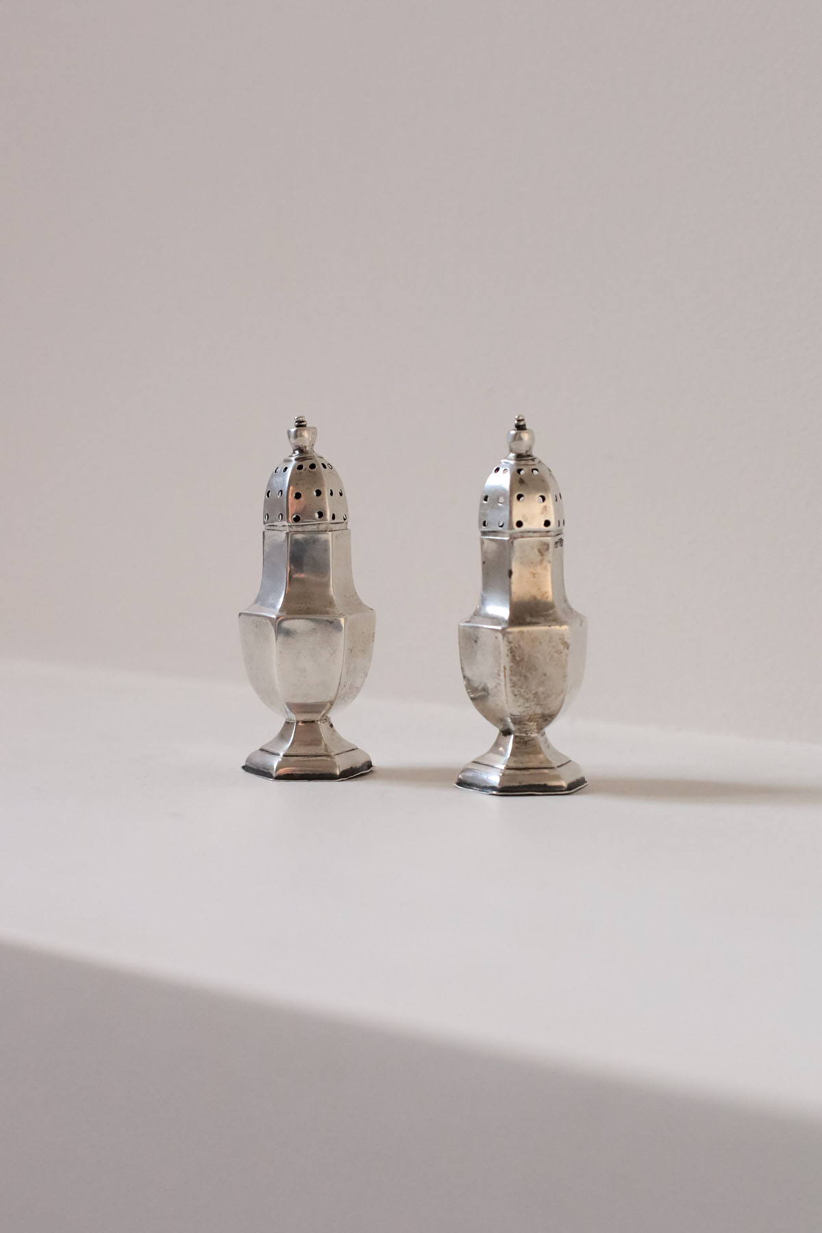 Солонка и перечница, серебро, Англия, рубеж XIX–XX вв.