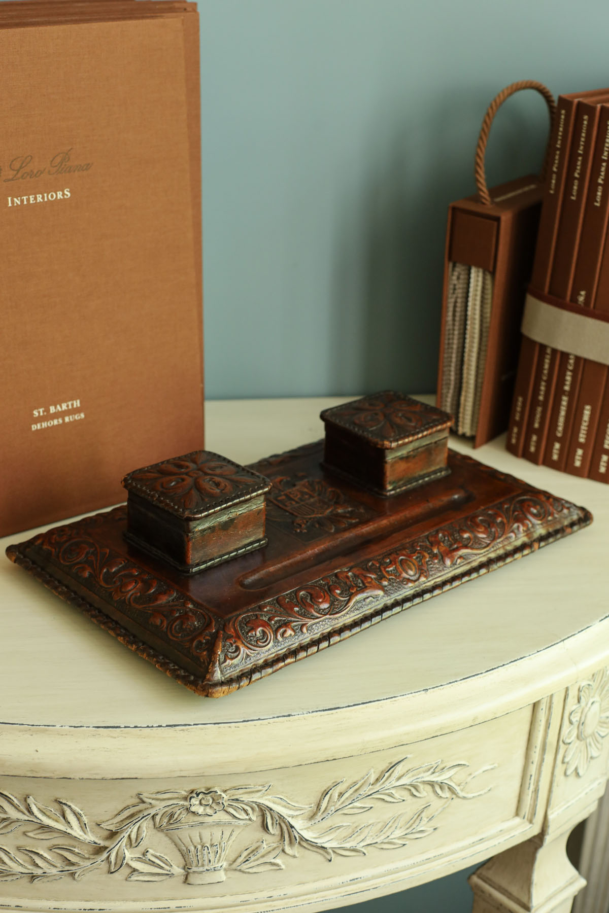 Чернильница антикварная «Гранада», тисненая козья кожа (кордован), дерево, латунные ножки, Испания, 1930-40гг.