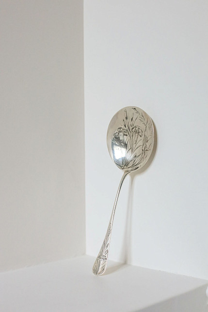 Ложка для ягод “Гвоздики”, серебро, гравировка, Модерн, рубеж XIX-XX века,Франция