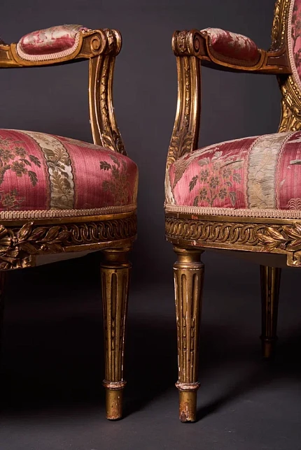 Кресла парные "Медальон", в стиле Людовика XVI, сусальное золото, дерево, аутентичная шелковая обивка, эпоха Наполеона III, Франция, ок.1850 -1870 г.г."