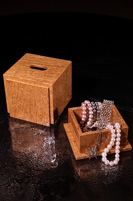 Шкатулка для салфеток, карельская береза, “Частная резиденция”