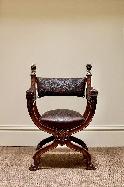 Кресло антикварное курульное, массив ореха, кожа тиснение, бронза, Франция, ок.1880 гг.