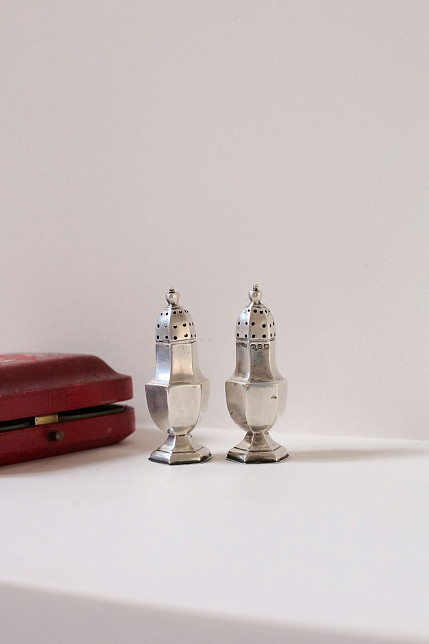 Солонка и перечница, серебро, Англия, рубеж XIX–XX вв.