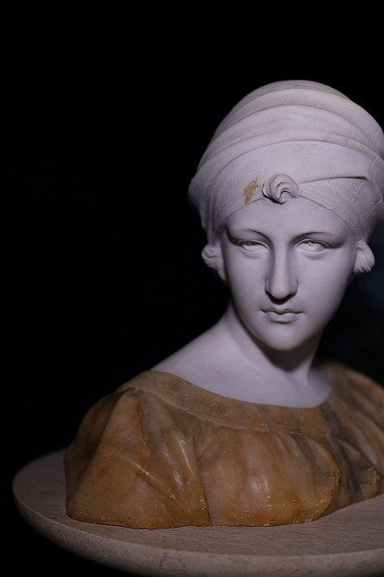 Скульптура (бюст) молодой девушки, автор модели Guglielmo Pugi, мрамор, алебастр, Италия, рубеж XIX - XX века