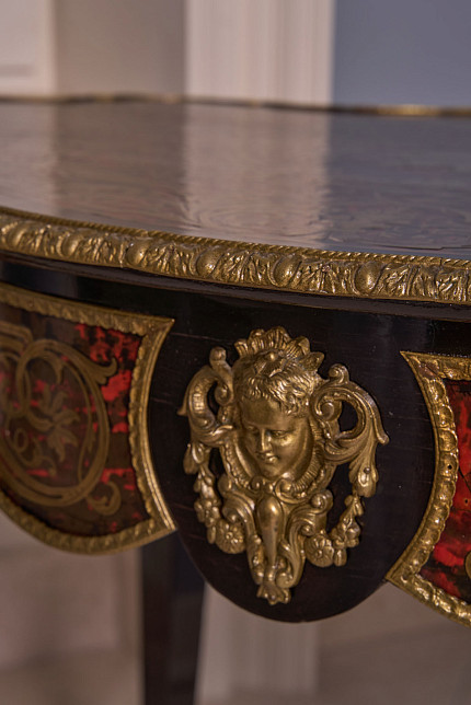 Стол антикварный, стиль Шарля Буля, латунь, панцирь черепахи, Франция, ок. 1870 гг.