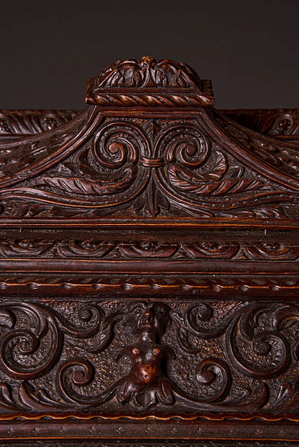 Сундук антикварный "Кассоне", орех, резьба, стиль неоренессанс, Италия, XIX век