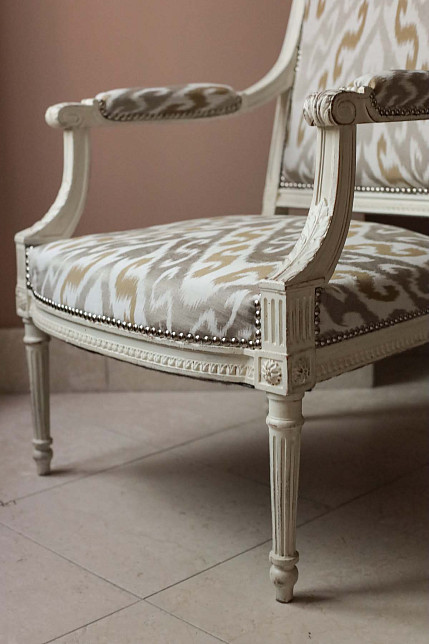 Винтажное кресло в обивке Dedar