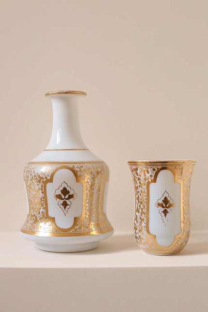 Графин, молочное стекло, роспись золотом, XIX век