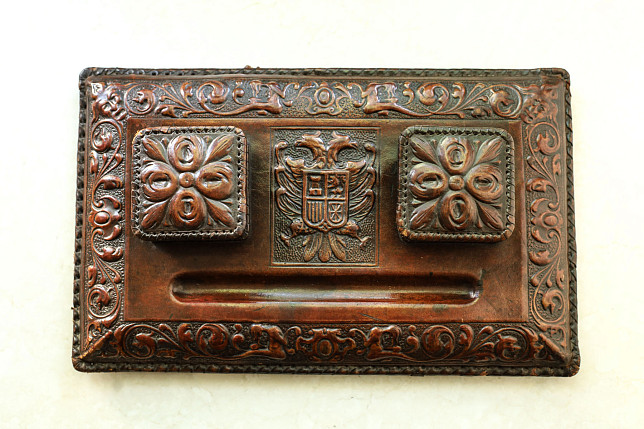 Чернильница антикварная «Гранада», тисненая козья кожа (кордован), дерево, латунные ножки, Испания, 1930-40гг.